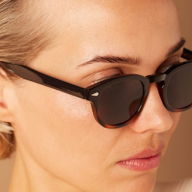 Sonnenbrille mit schwarz-braunem Rahmen