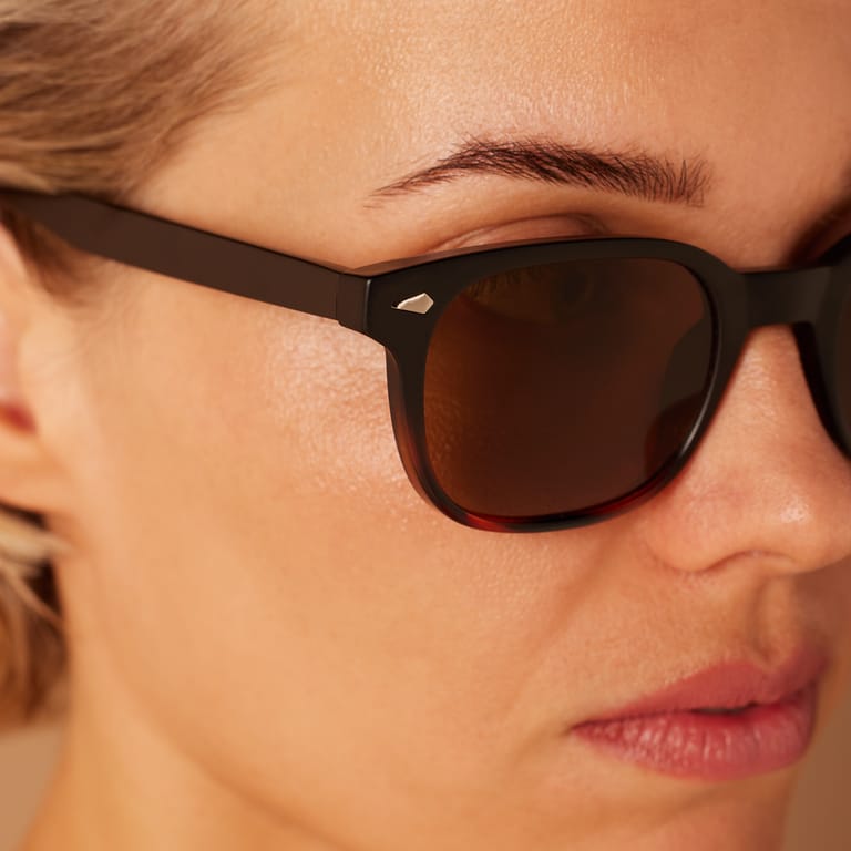 Schwarze Sonnenbrille mit braunen Gläsern