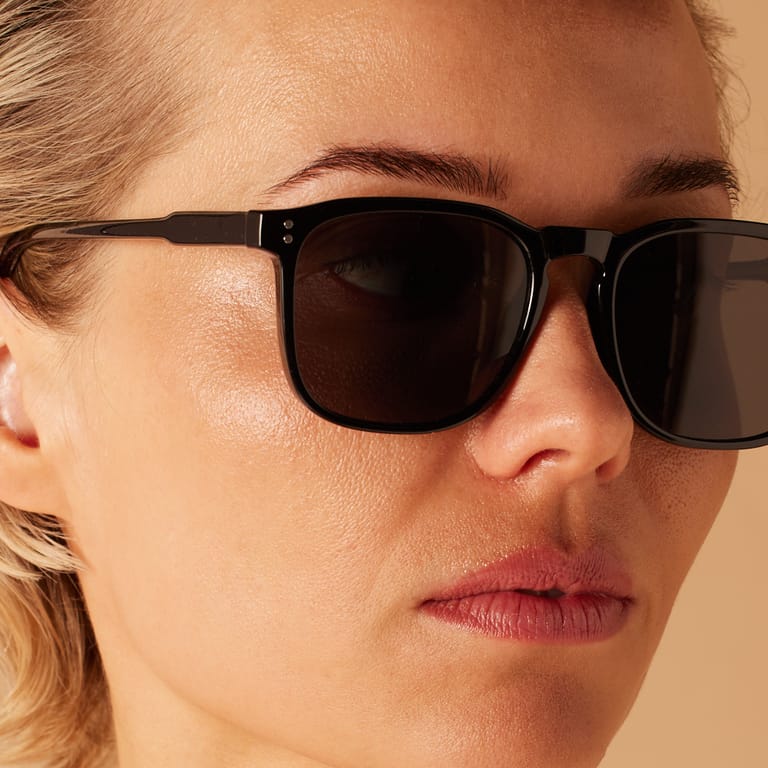Schwarze quadratische Sonnenbrille