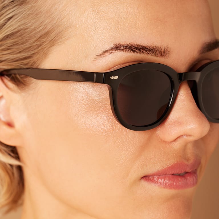 Schwarze, runde Sonnenbrille