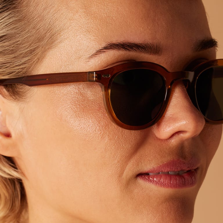 Braune Sonnenbrille mit grünen Gläsern