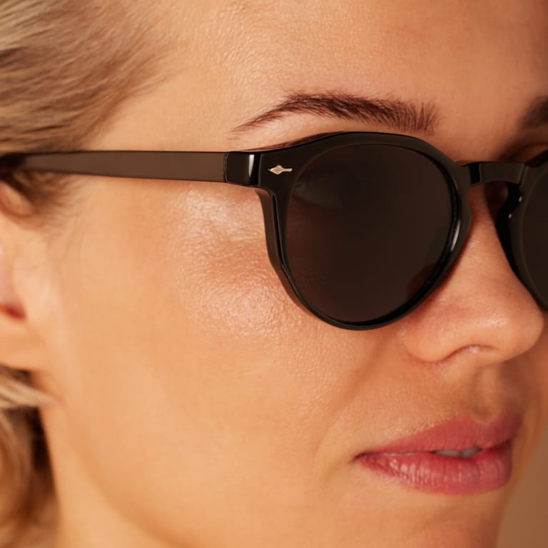 Schwarze runde Sonnenbrille