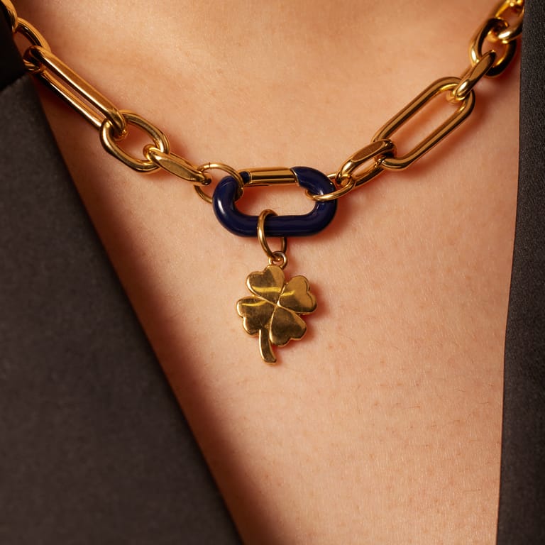 Stalen goldplated hanger met donkerblauwe sluiting voor dames