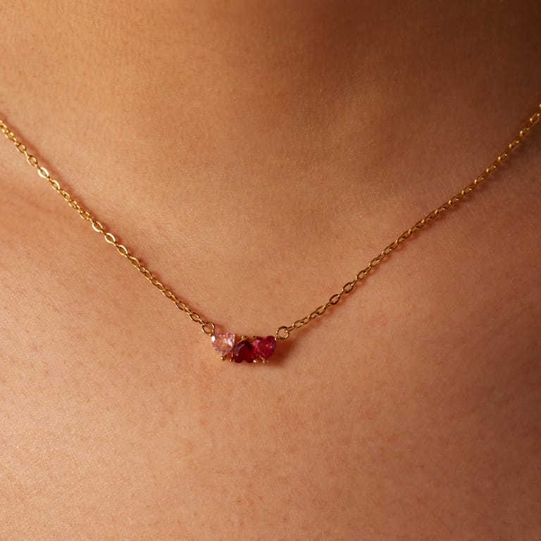 Stainless steel goldplated ketting met rood zirkonia hart