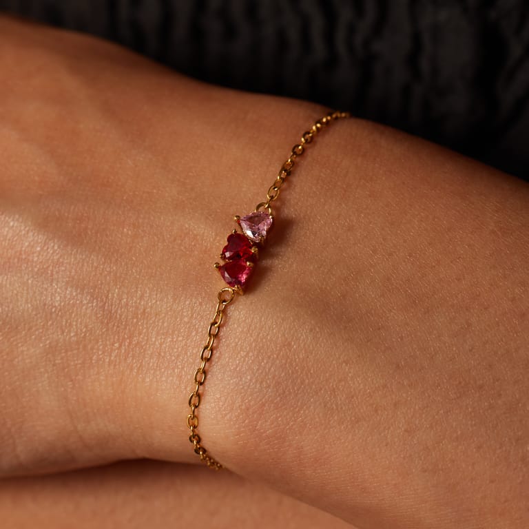 Stainless steel goldplated armband met rood zirkonia hart