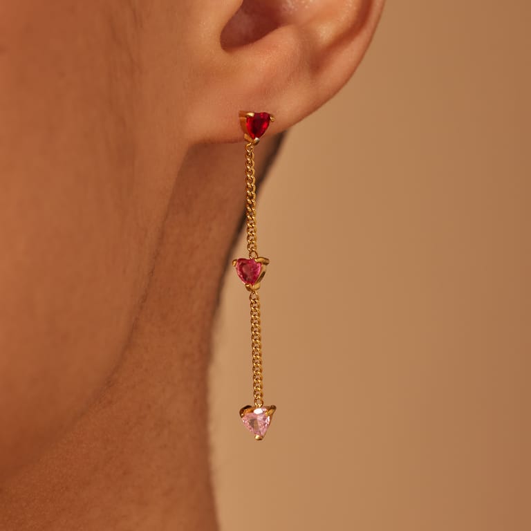 Stalen goldplated oorhangers met rood zirkonia hart voor dames