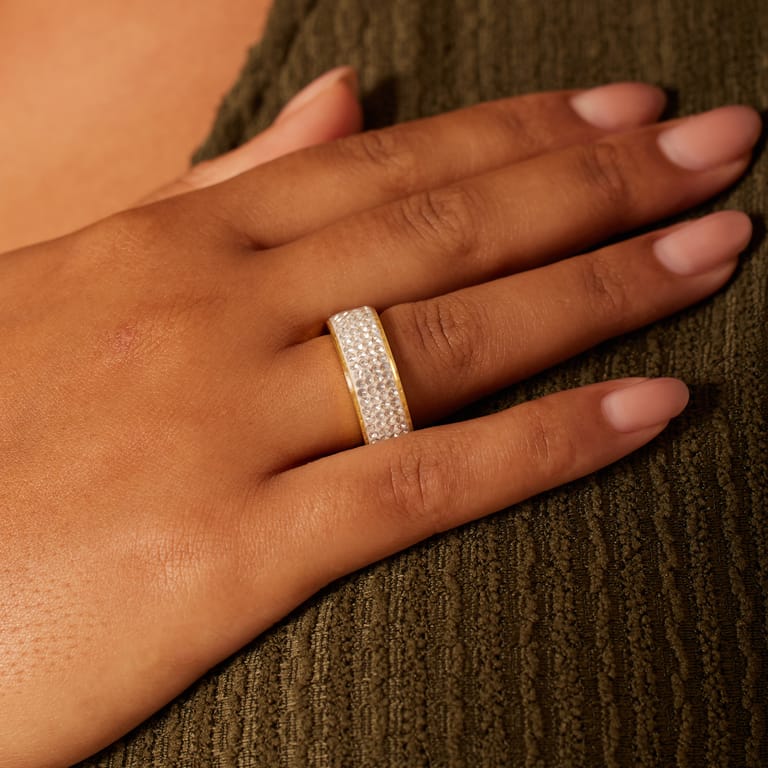 Stählerner goldbeschichteter Ring mit Kristall