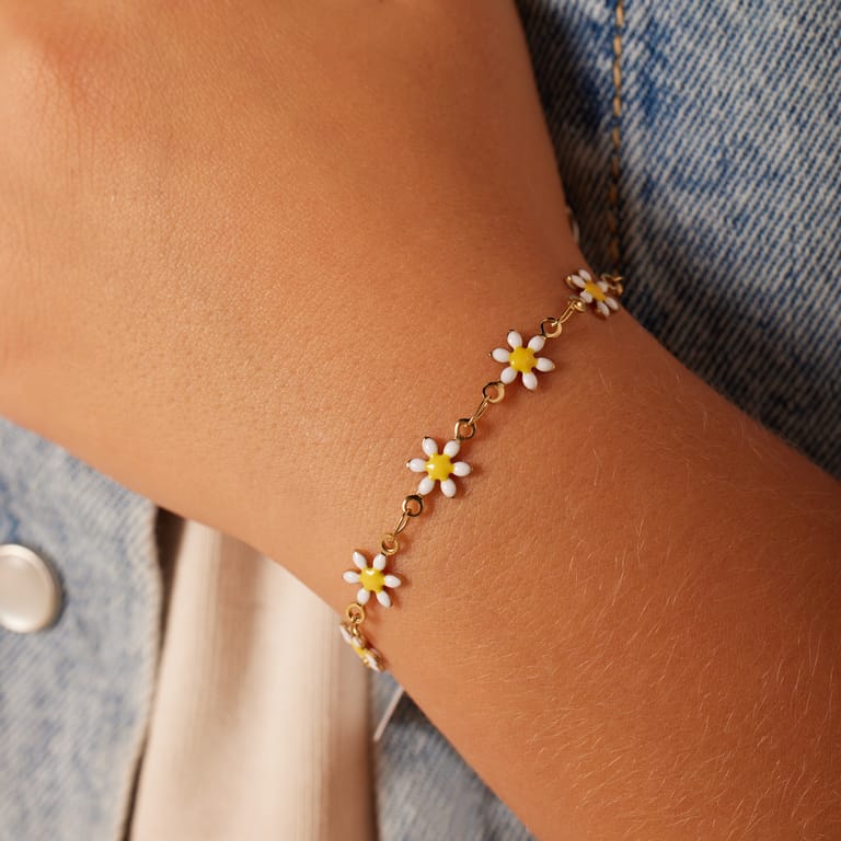 Stählernes, goldfarbenes Kinderarmband mit weißen Gänseblümchen