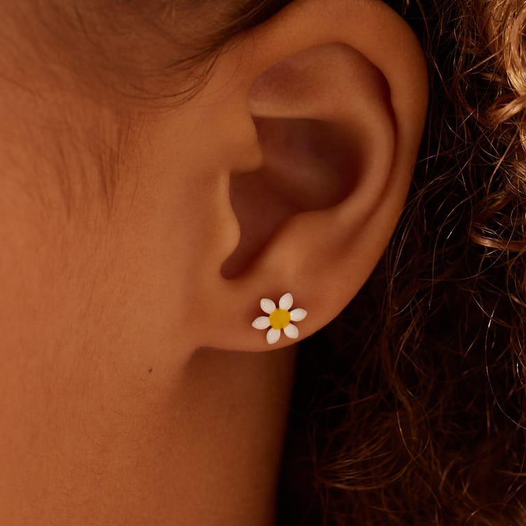 Stahl goldfarbene Kinderohrringe mit weißen Gänseblümchen