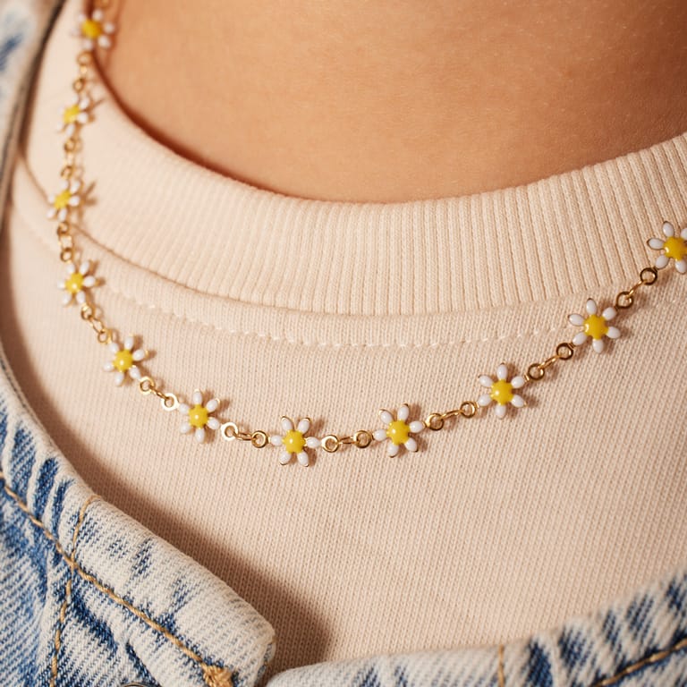 Goldfarbene Kinderkette aus Stahl mit weißen Gänseblümchen