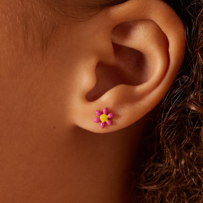 Stahlfarbene goldene Kinderohrringe mit rosa Gänseblümchen