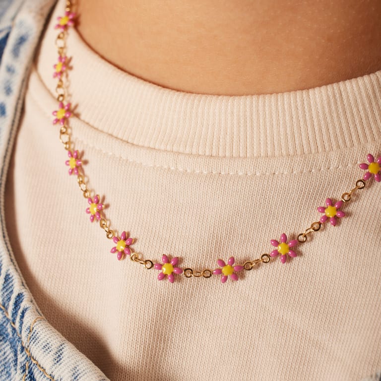 Stainless steel goudkleurige kinderketting met roze madeliefjes