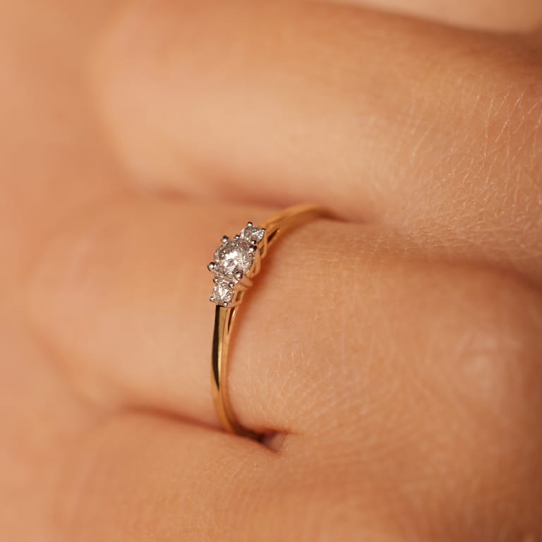 14 karaat geelgouden ring met 3 diamanten 0,14ct voor dames