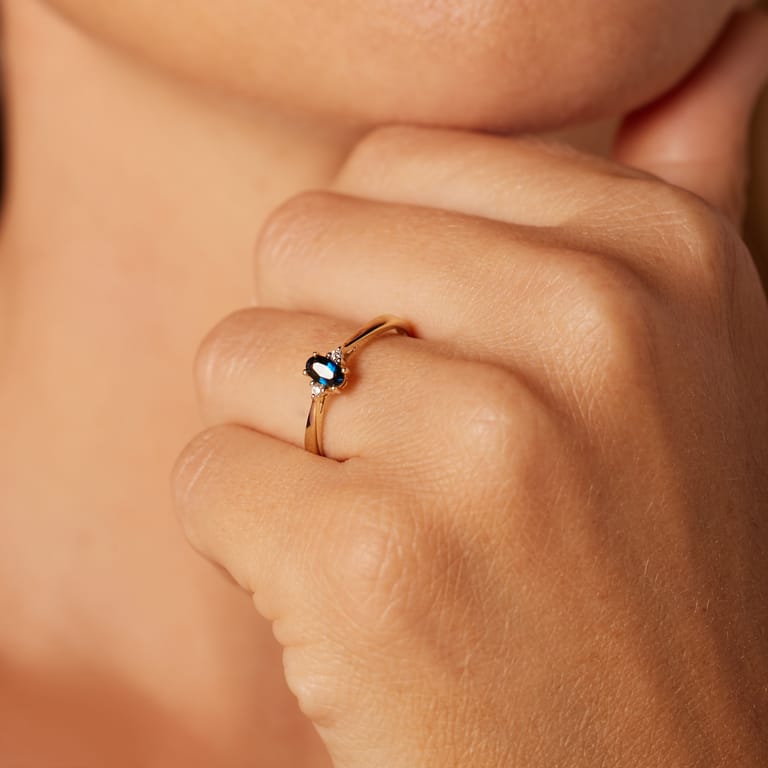 14 karaat geelgouden ring met saffier en diamant 0,024ct
