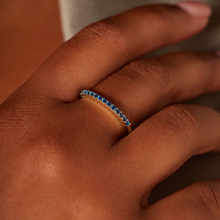 Silberner goldbeschichteter Ring mit Zirkonia für Damen