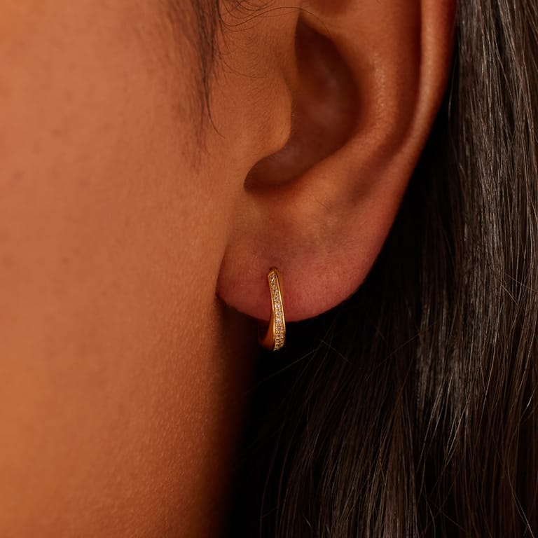 Zilveren goldplated oorringen gedraaid met zirkonia voor dames