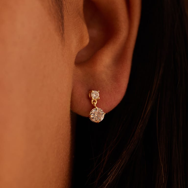 Silberne, goldbeschichtete Ohrringe mit Zirkonia für Damen