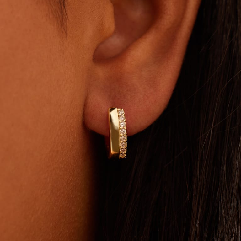 Silberne, goldbeschichtete Ohrringe mit Zirkonia