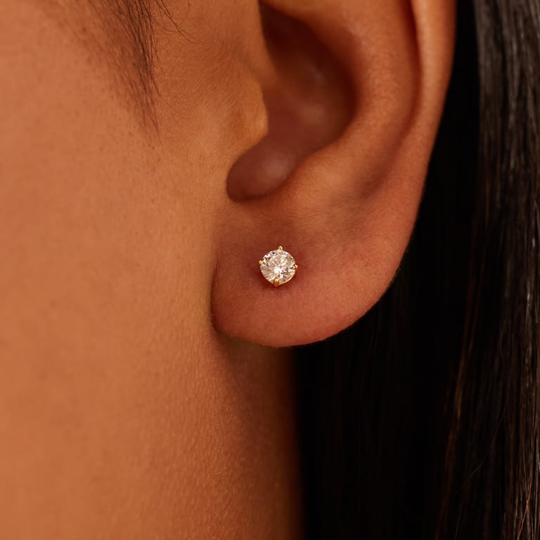 Silberne, goldbeschichtete Ohrstecker mit 4 mm Zirkonia