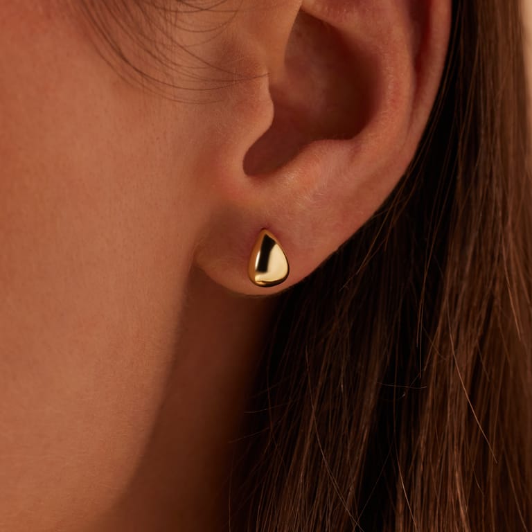 Silberne, goldbeschichtete Ohrstecker für Damen