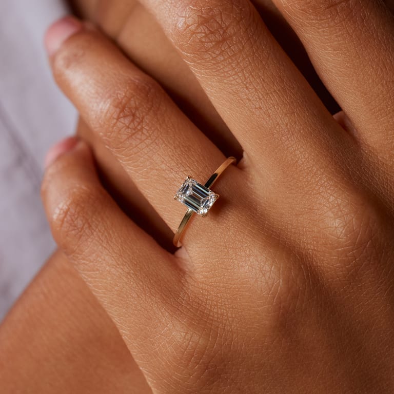 14-Karat-Ring mit 1 ct Labordiamant im Smaragdschliff