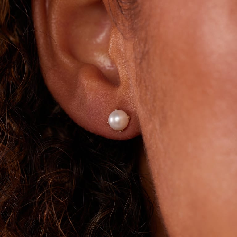 14 Karat Gold-Ohrstecker mit 5 mm Süßwasserperle