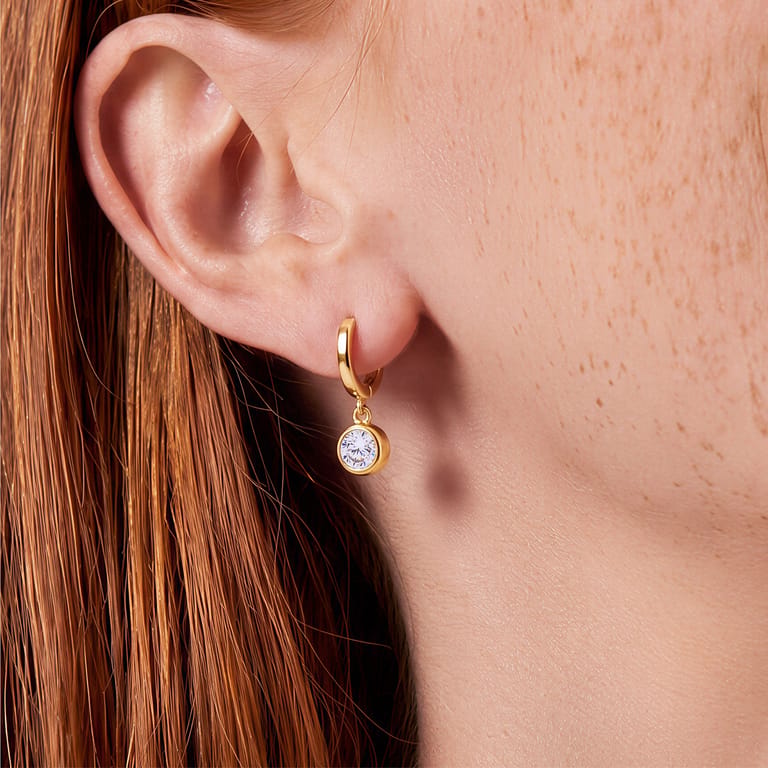 Silberne, goldbeschichtete Ohrringe mit Zirkonia
