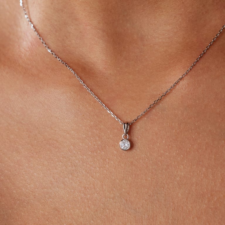 Silberne Kette mit Anhänger mit Zirkonia