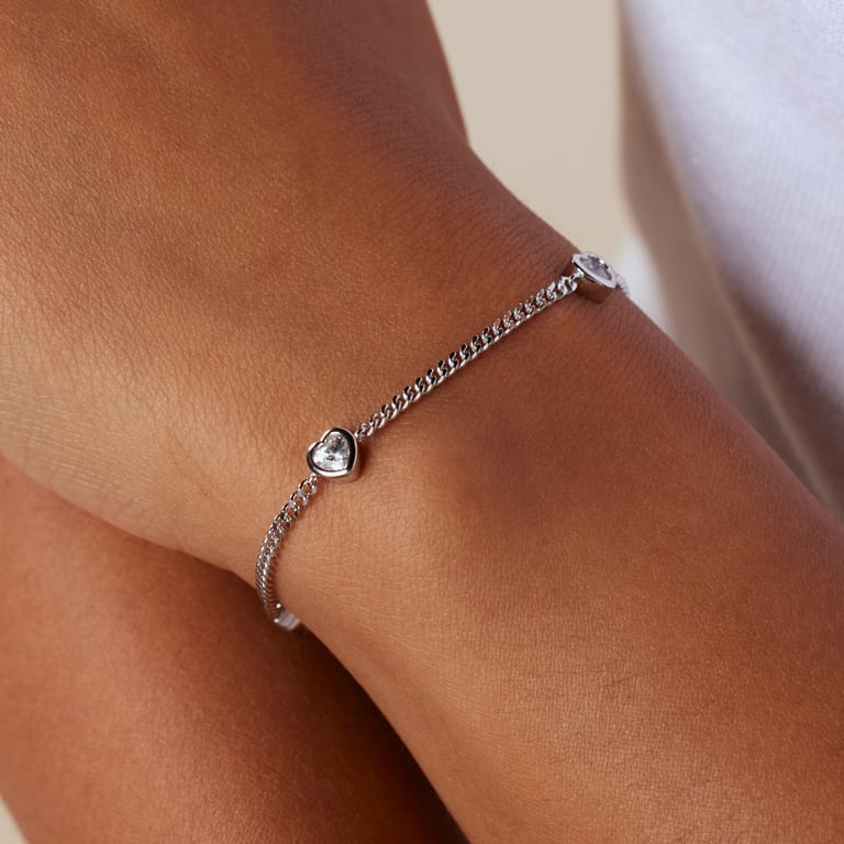 Silbernes Armband mit Anhänger und Zirkonia