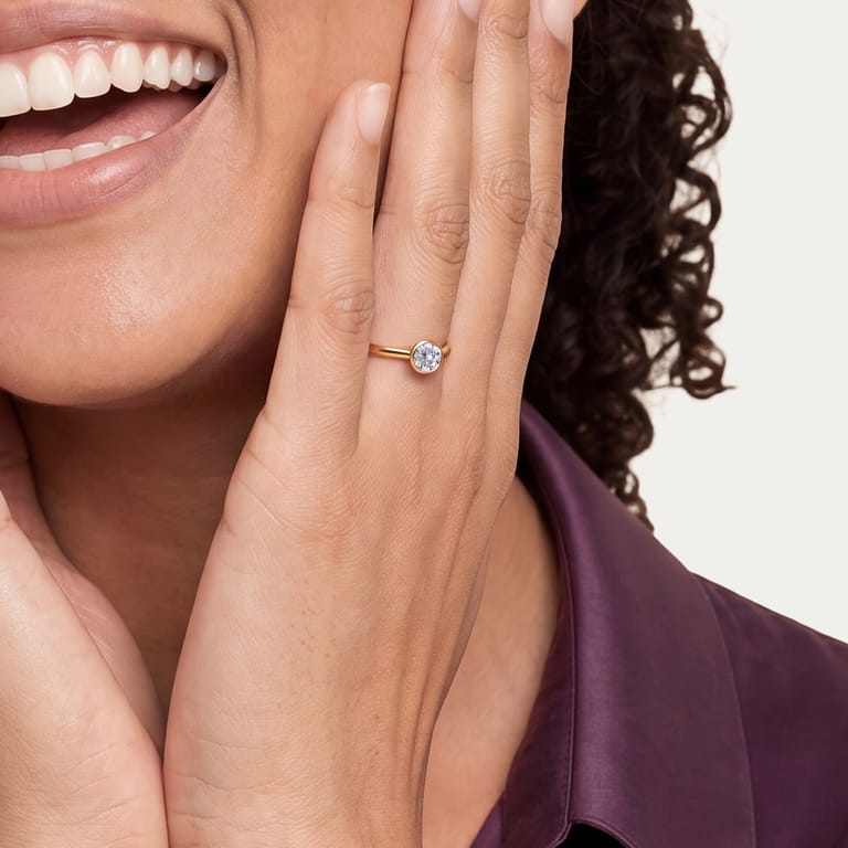 Silberner goldbeschichteter Ring mit Zirkonia