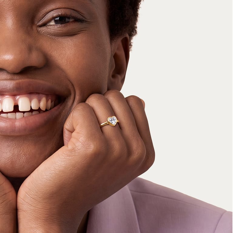 Silberner goldbeschichteter Ring mit Zirkonia