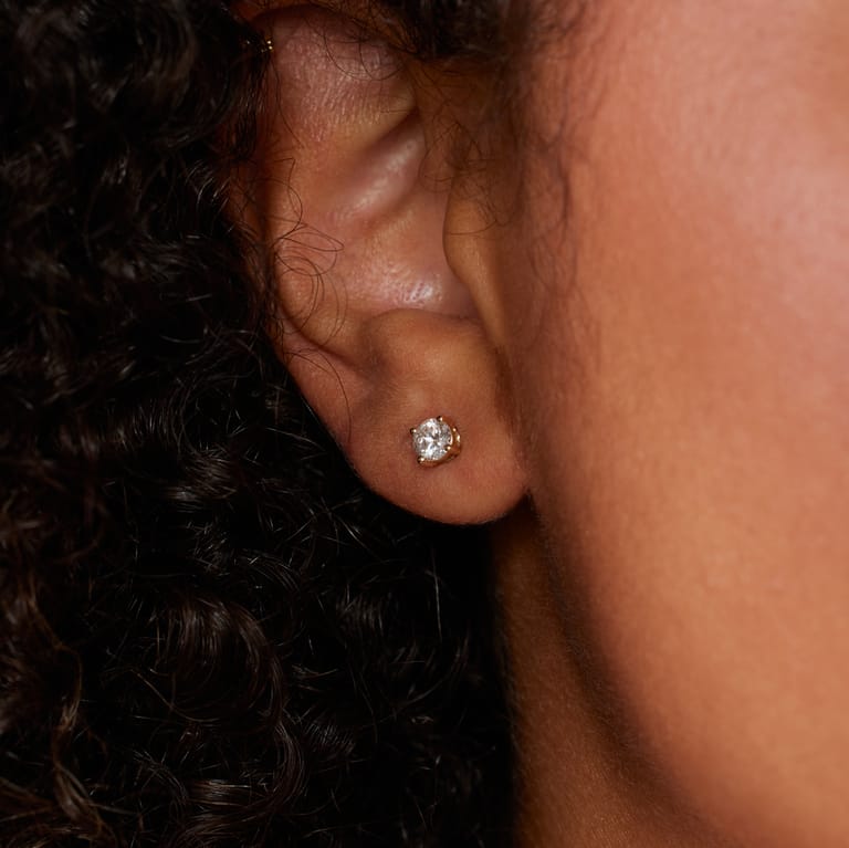 14 karaat gouden oorknoppen met lab grown diamant 0.60ct