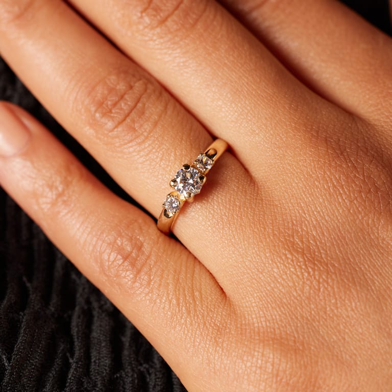 14 Karaat geelgouden ring met 3 zirkonia stenen