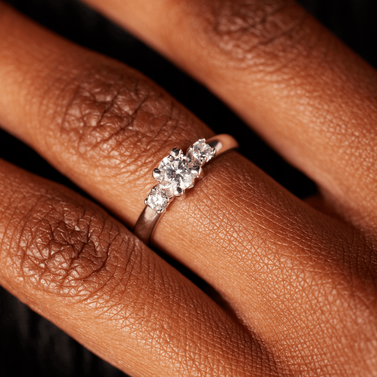 14 Karaat witgouden ring met 3 zirkonia stenen