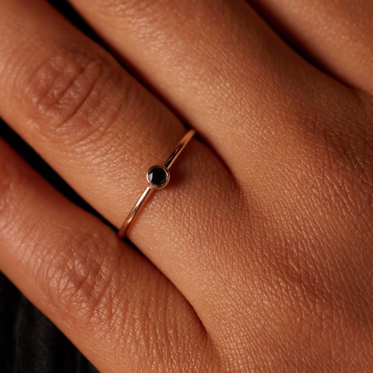 Ring aus 585 Roségold mit schwarzem Spinell Edelstein