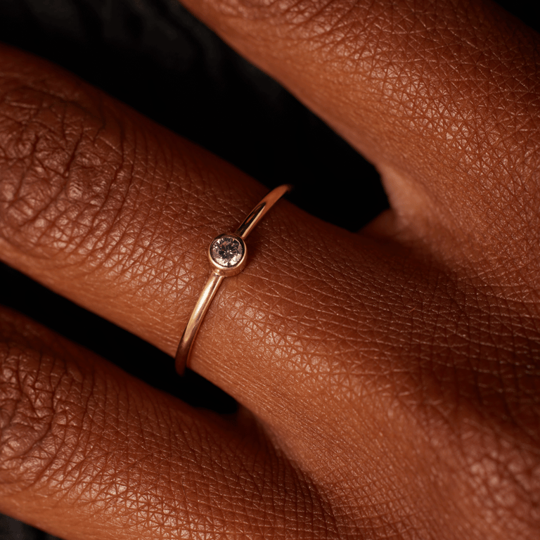 14 karaat geelgouden ring met witte zirkonia steen