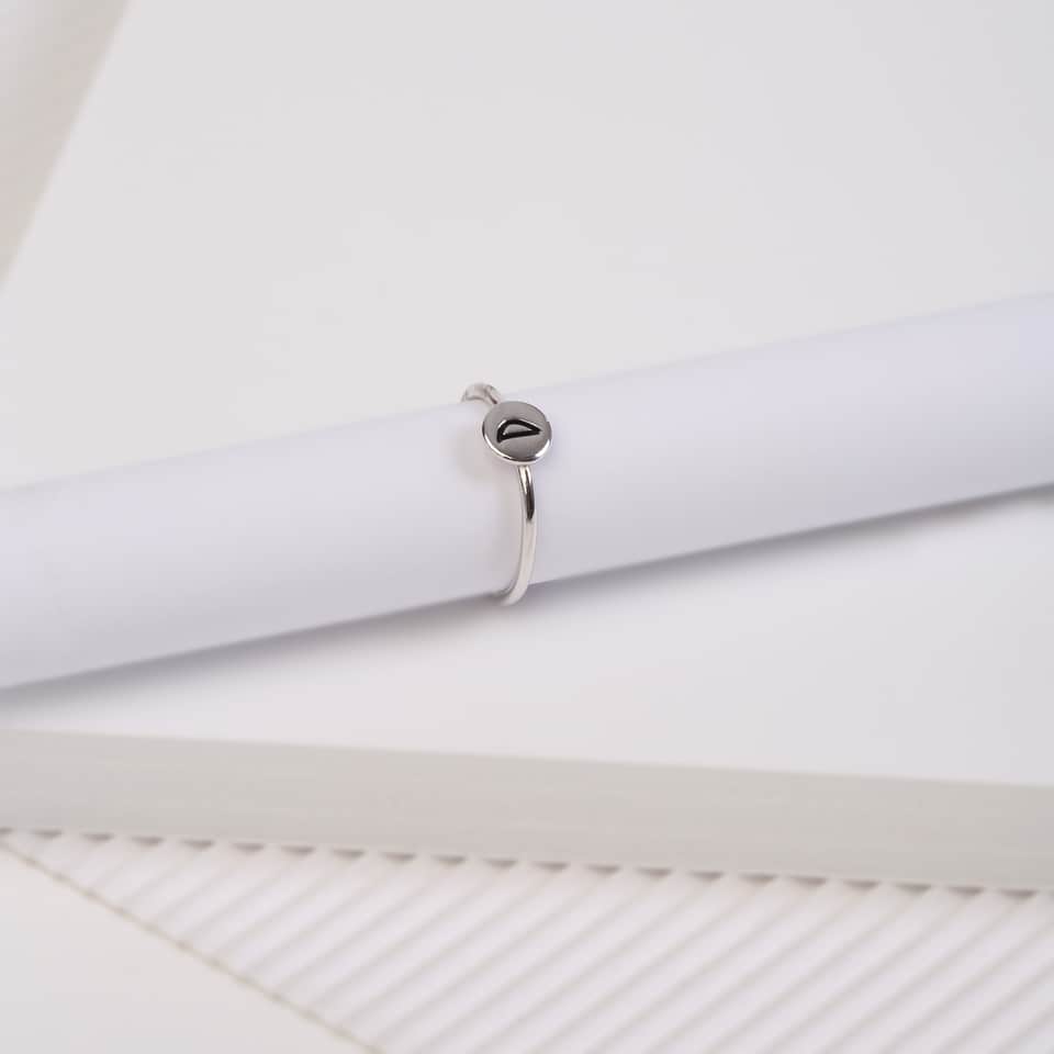 Zilveren ring disc alfabet